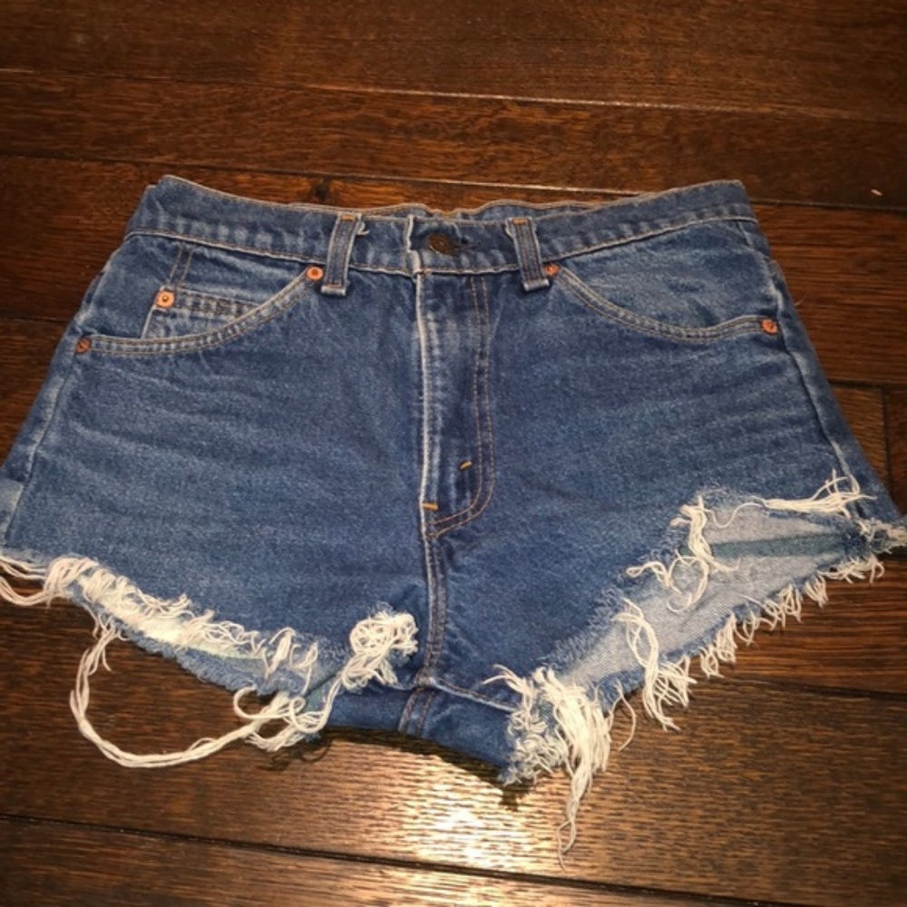 Mid-high waisted Levi’s cut off shorts